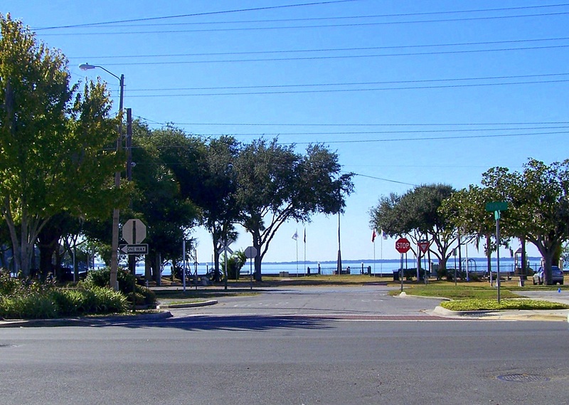 Eustis, FL: Overlooking Lake Eustis
