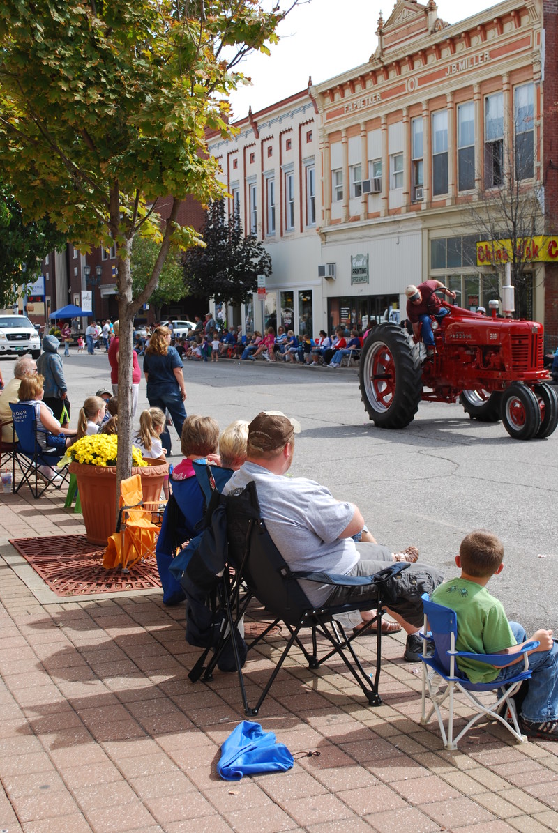 Huntingburg, IN: Huntingburg Historic 4th Street during a parade