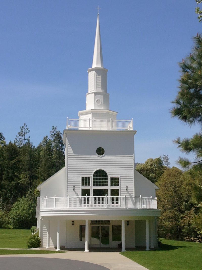 Cave Junction, OR: Front View, New England style church in Cave Junction