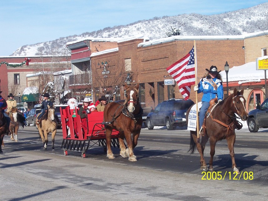 Steamboat Springs, CO: Ho, ho, ho...Santa strolls downtown via sleigh by horses
