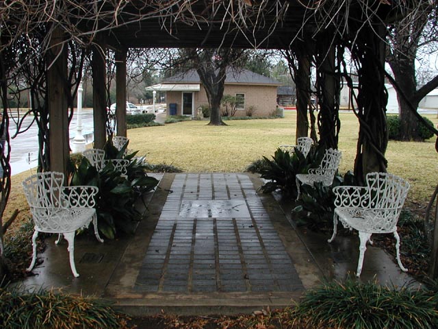 Lexington, TX : Gazebo facing City Hall, Lexington TX