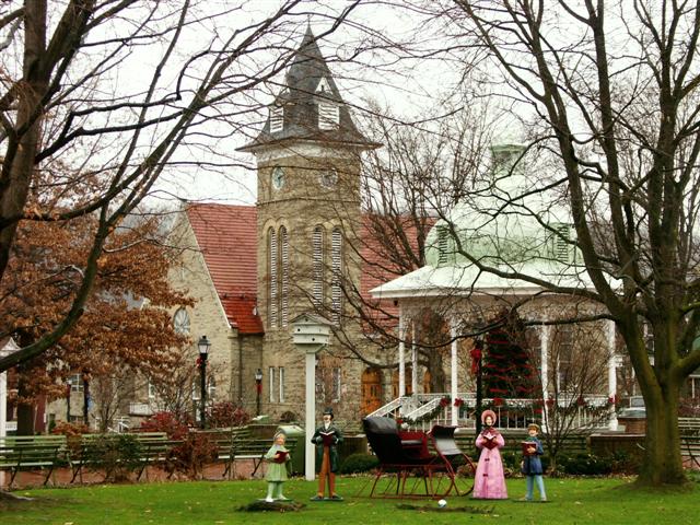 Latrobe, PA: Christmas on the Diamond (The very center of Town) User comment: this is in Ligonier, Pa