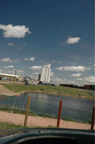 Limon, CO : Fishing Pond and Elevator