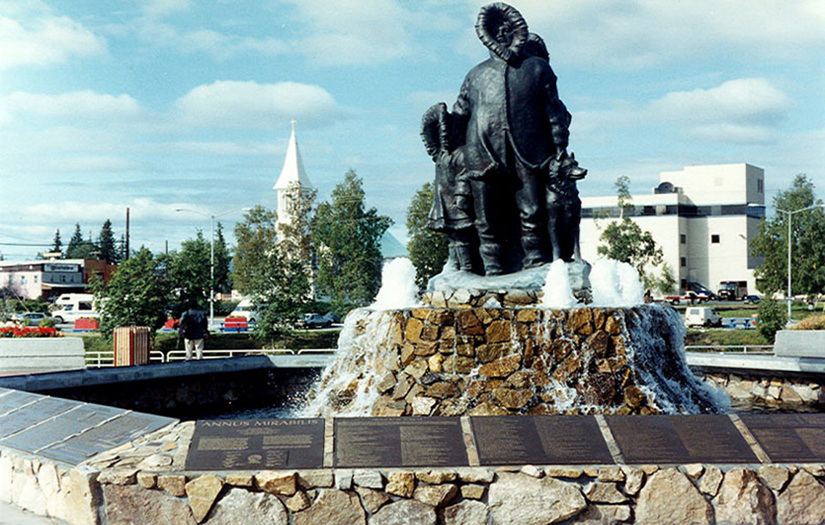 Fairbanks, AK: Fairbanks, Alaska _statue in center of downtown
