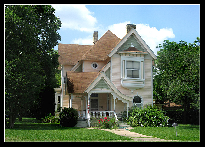 Gonzales, TX : Pink house near town square, beautifully maintained.