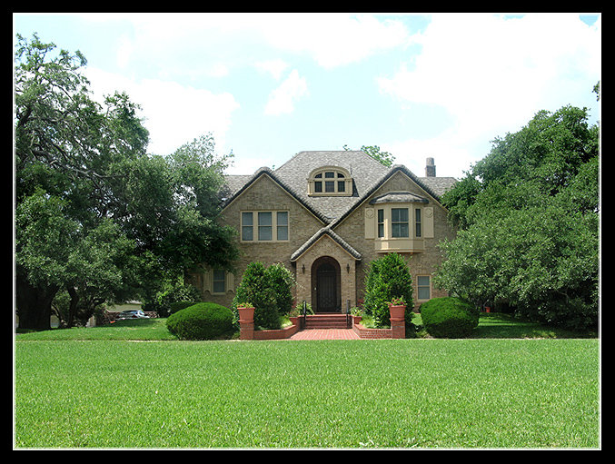 Gonzales, TX : A beautifully maintained home and landscape in Gonzales