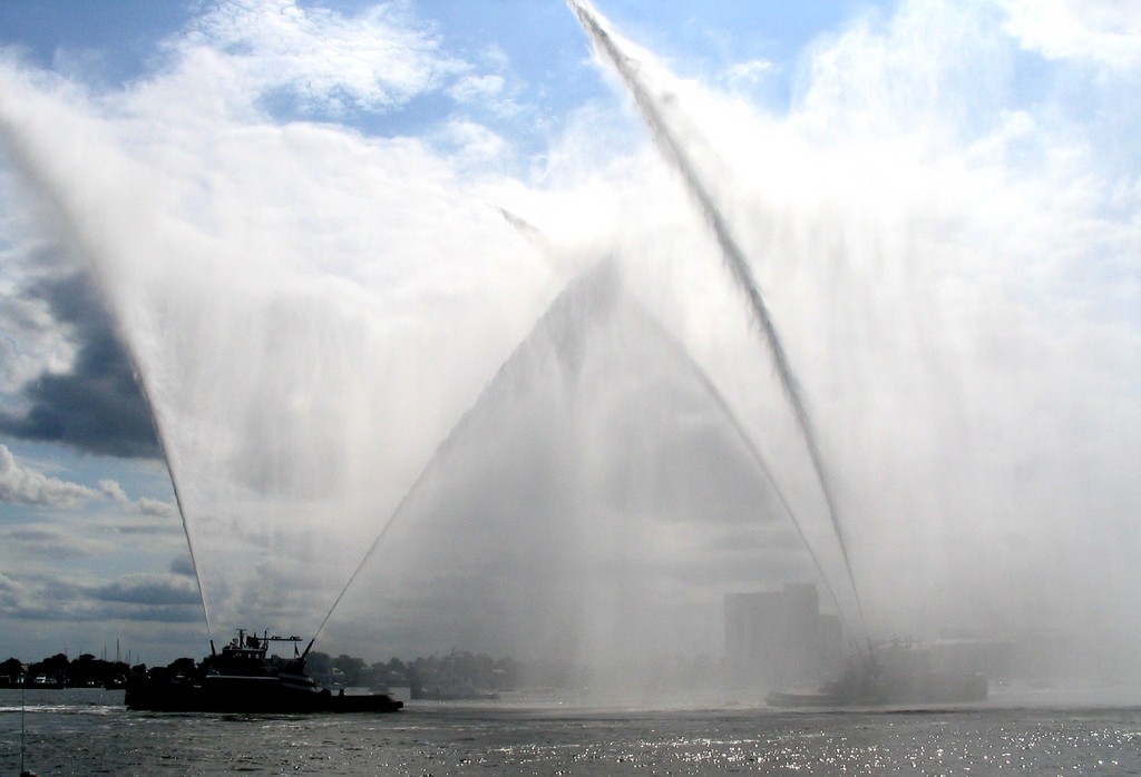 Norfolk, VA : Tug boats on display at annual Harbor Fest
