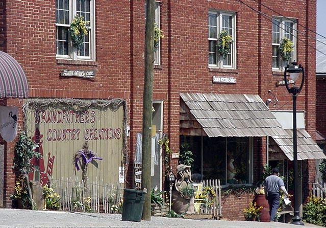 Clarksville, VA: Cute litle shop on main street of Clarksville