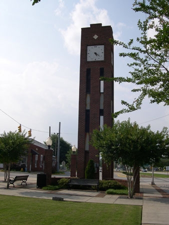 Simpsonville, SC: Simpsonville, SC Spring Downtown Clock Tower