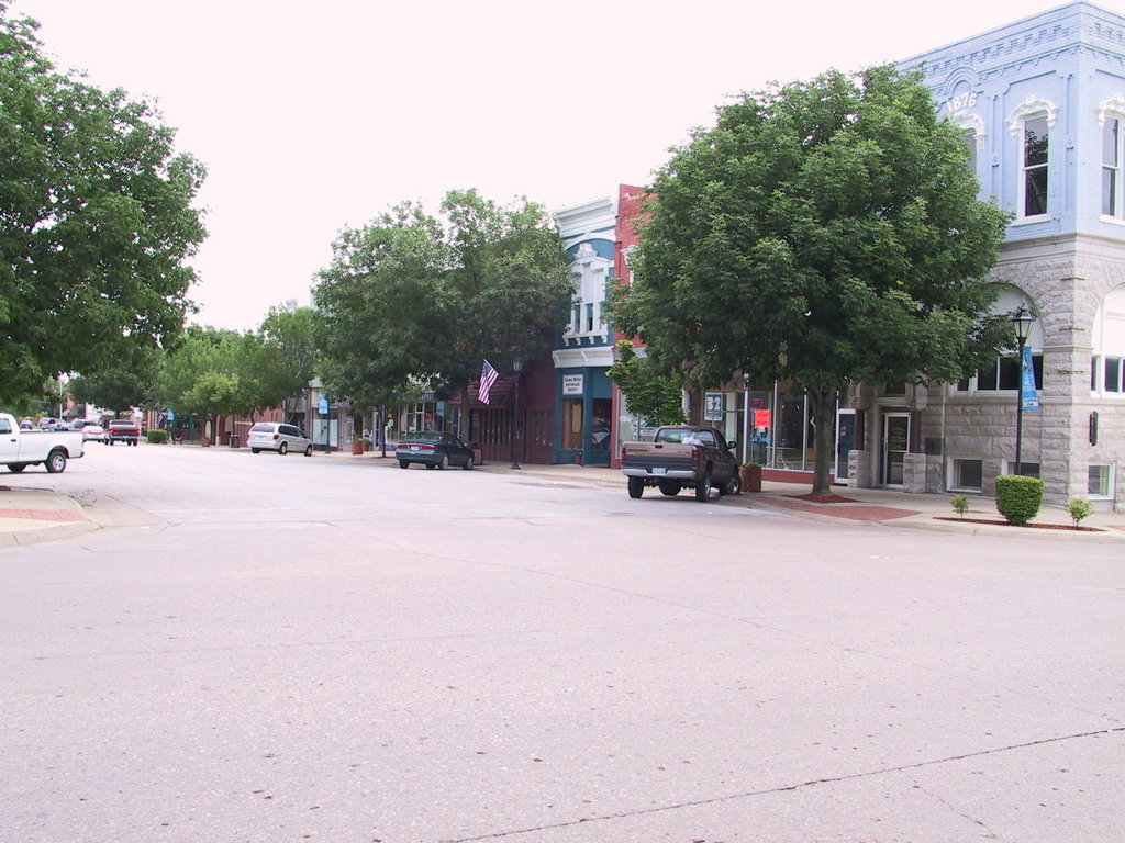 Clarinda, IA: Looking east along Main St. next to the courthouse square