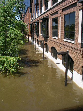 Grand Rapids, MI: Grand Rapids Grand River overflow, May 2004