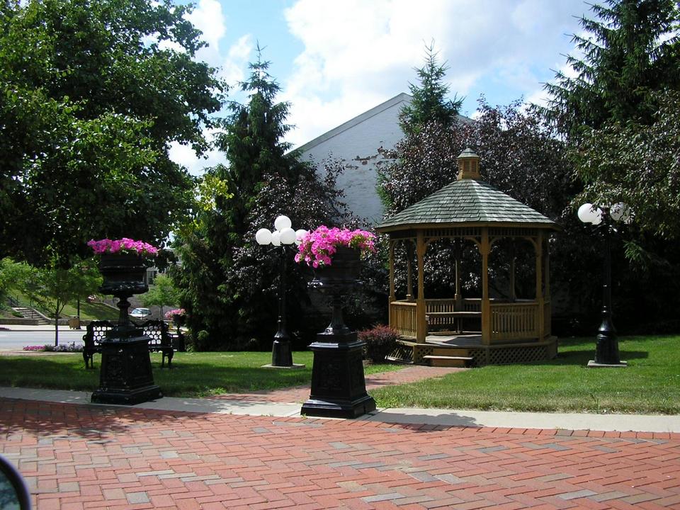 Eaton, OH : Gazebo at the S.W. corner of Barron & Main Sts., Eaton