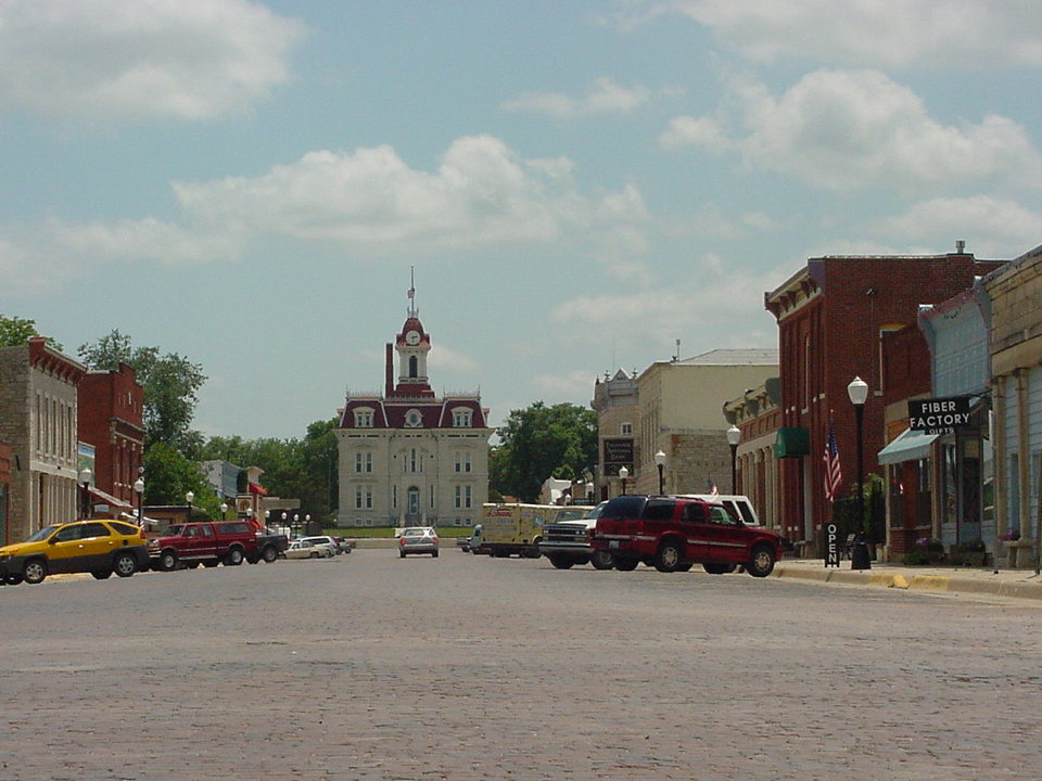 Cottonwood Falls, KS: Historical Courthouse looking down Broadway