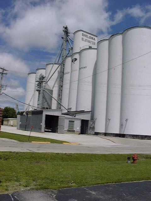 Shelbina, MO: Grain elevators in Shelbina