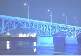 Ottumwa, IA: picture of jefferson street bridge lit up at night