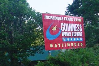 Pigeon Forge, TN : Gatlingburg sign advertising the Guinness World