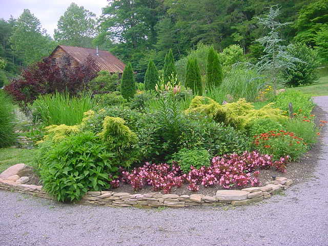 Townsend, TN : Cantilever barn and lily garden in Townsend