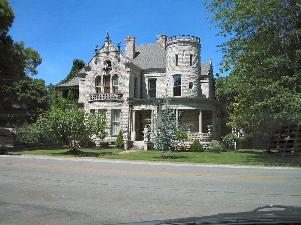 Guthrie, KY: Really neat house in Guthrie, Ky. I would like to know the story.