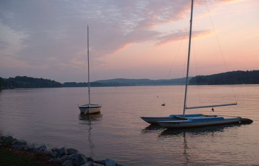 Kingston, TN : Sailboats on the seldom windy Watts Bar Lake in Kingston Tennessee