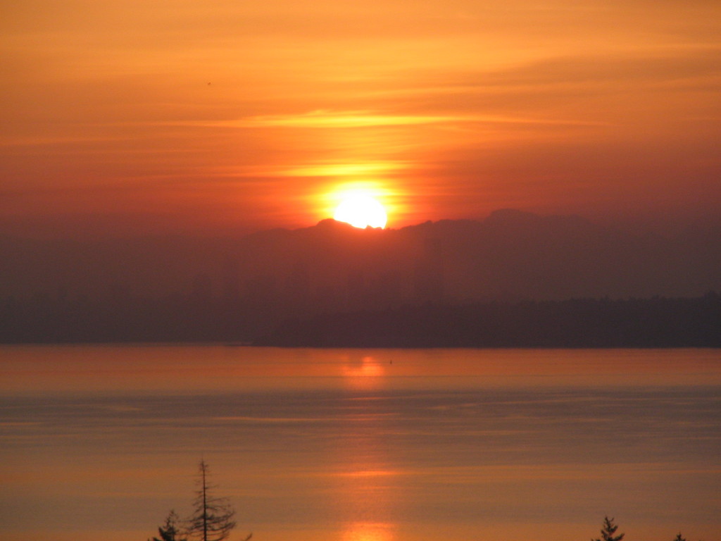 Seattle, WA: Sunrise over Seattle with the Cascade Mountain Range behind