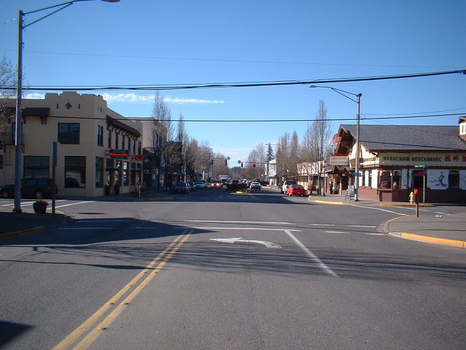 North Bend, WA: Downtown North Bend with Historic McGrath Hotel on Left