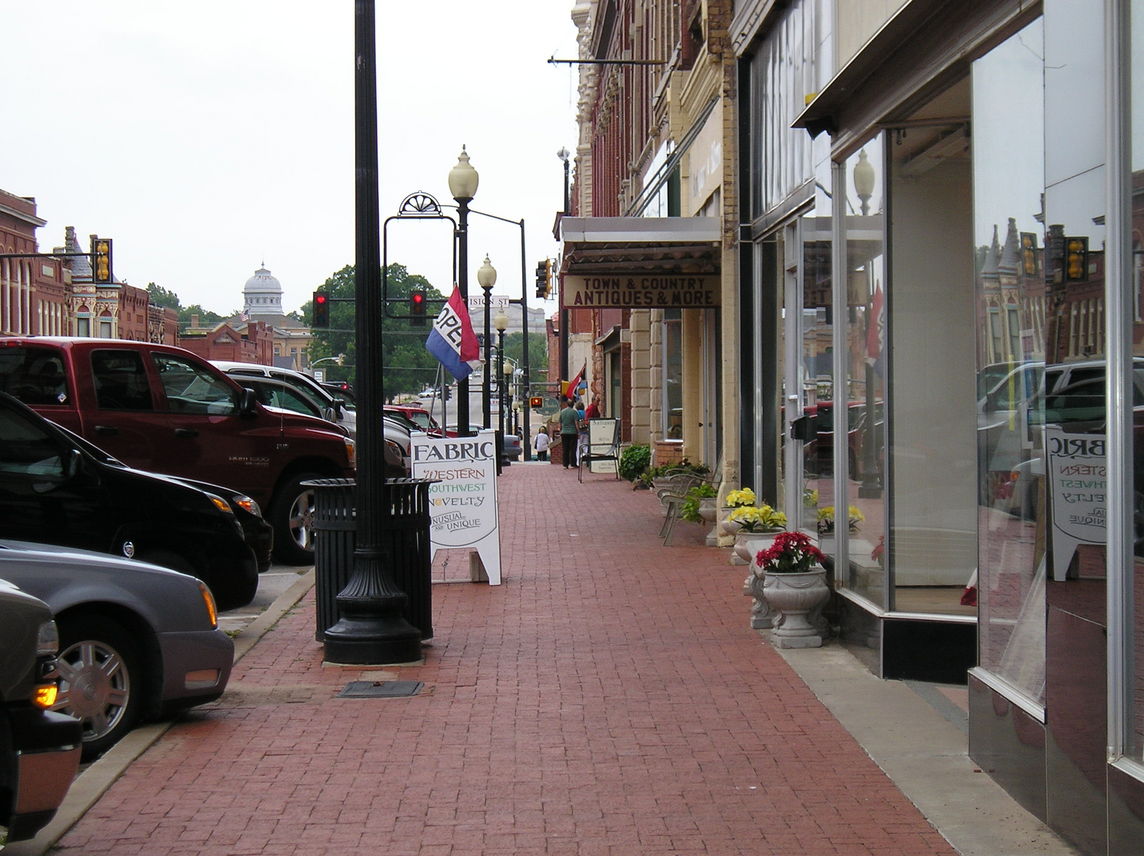 Guthrie, OK : Looking down Oklahoma Avenue