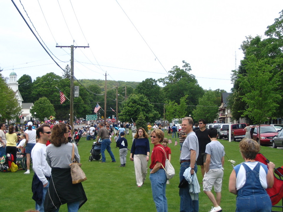 Tolland, CT : Awaiting Memorial Day Parade on Tolland Green
