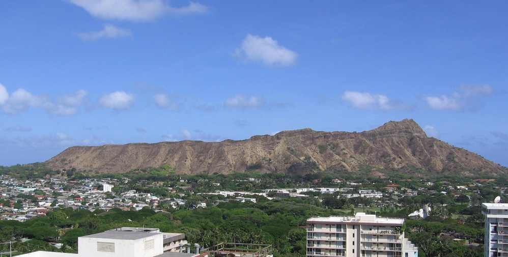 Honolulu, HI : Diamond Head Crater Guarding Waikiki Beach
