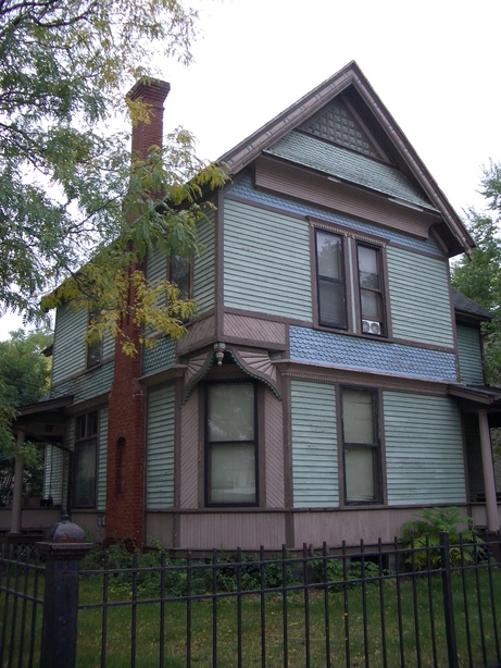 Flint, MI : Victorian Home-Carriage Town