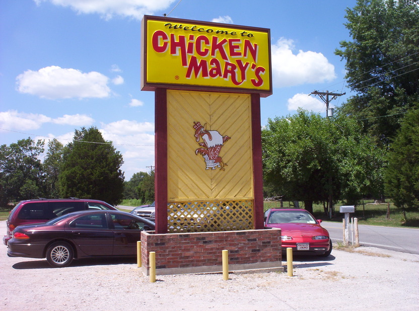 Pittsburg, KS: Chicken Mary's - Just North of Pittsburg - The best place to eat in town!