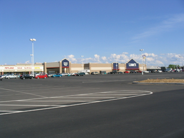 Cicero, NY: Typical new strip mall with Lowe's in Cicero which is suburban Syracuse, NY