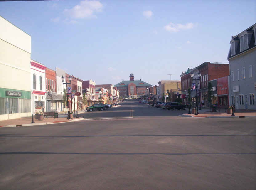 St. Johns, MI: Looking down Main Street towards the Clinton County Courthouse