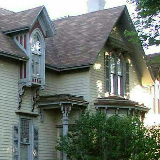 Flint, MI : Victorian Home in Flint...Still standing!
