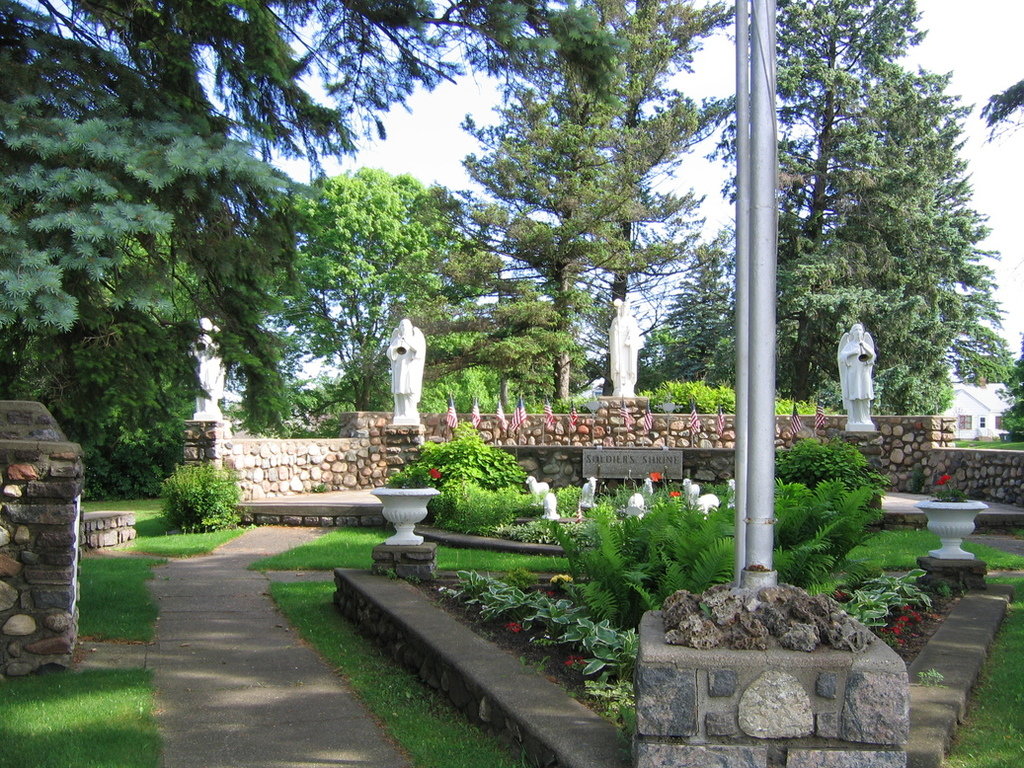 Holdingford, MN "Soldiers Shrine" built 1942 first WWII Memoral in U
