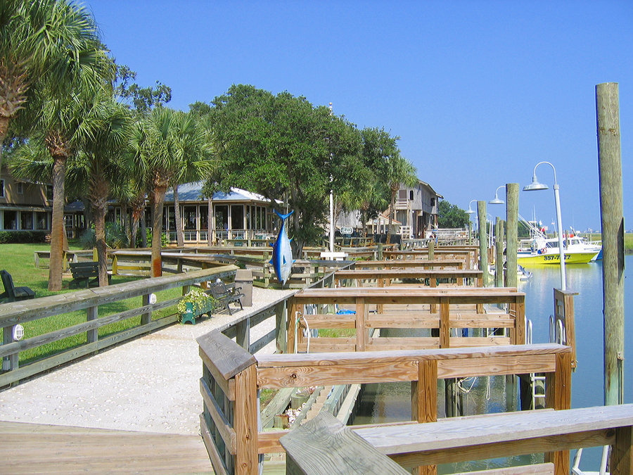 Murrells Inlet, SC: The large fish in front of Daves Restaurant in Murrells Inlet