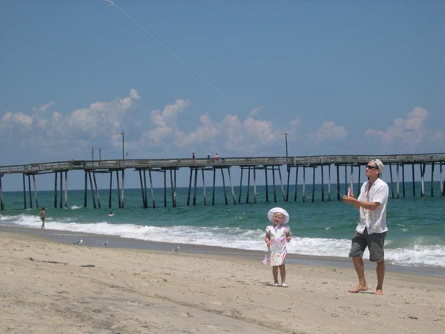 Nags Head, NC : Kite flying on the beach just south of Nags Head Pier