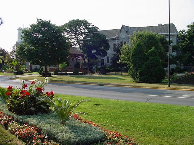 Sandusky, OH : Downtown Sandusky, OH park. Pavilion and gradeschool in background. July 2001.