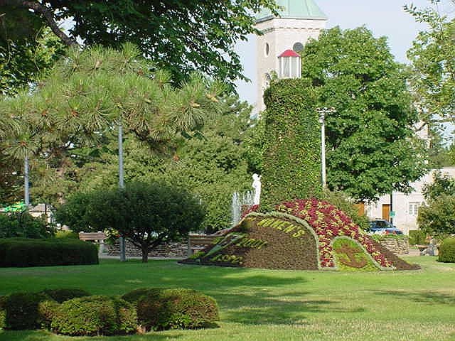 Sandusky, OH : Downtown Sandusky, OH park. Flora Lighthouse. July 2001.