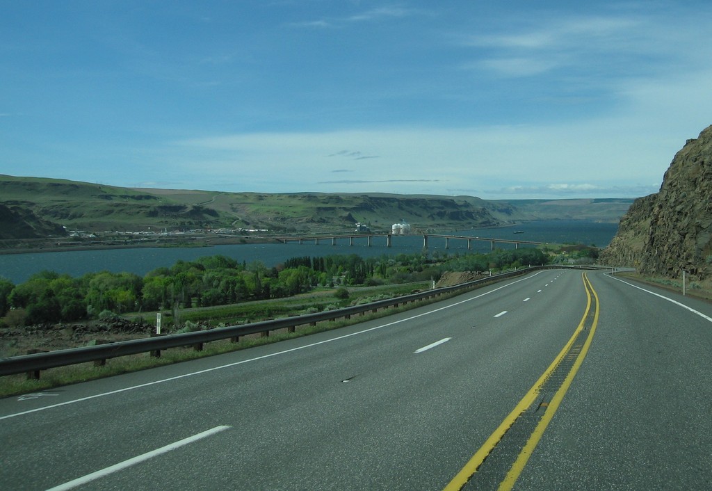 Goldendale, WA: Dropping down hwy 97 into the Gorge