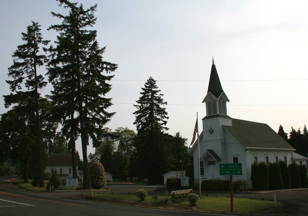 Veneta, OR : Twin Churches