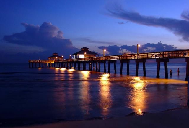 Fort Myers Beach, FL: Sunset on Fort Myers Beach Pier