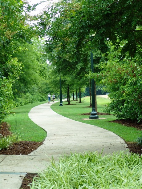 West Point, MS: Walkway around the city