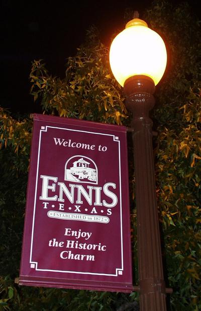Ennis, TX : Light with Banner