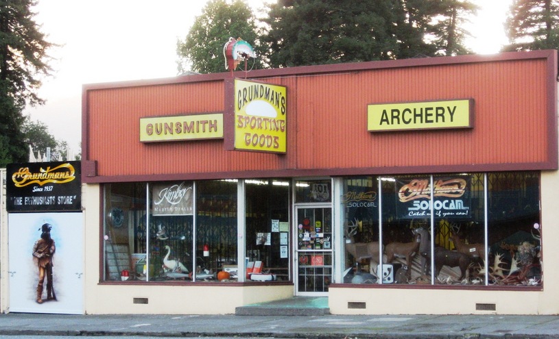 Rio Dell, CA : Grundman's Sporting Goods on Wildwood Avenue