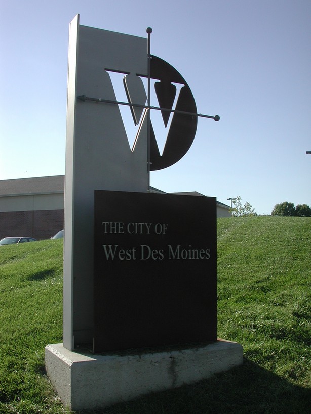 West Des Moines, IA: Monument Sign