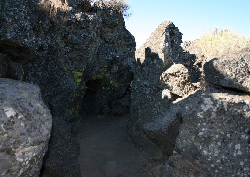 Tule Lake, CA: Trails thru the lava allowed the Modocs to shift forces & fend off attacks from different directions...