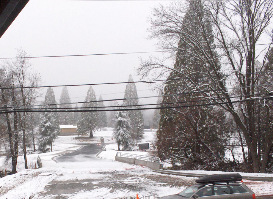 Murphys, CA: Snowfall in Murphys, December 27/28, 2007