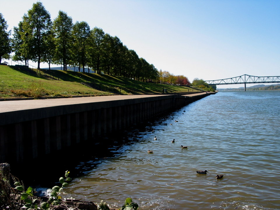 Huntington, WV: Harris Riverfront Park river walk on the Ohio River, Huntington