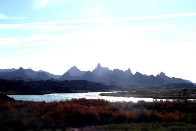 Needles, CA : Needles peaks and Colorado river, the town Needles took its name from these peaks.