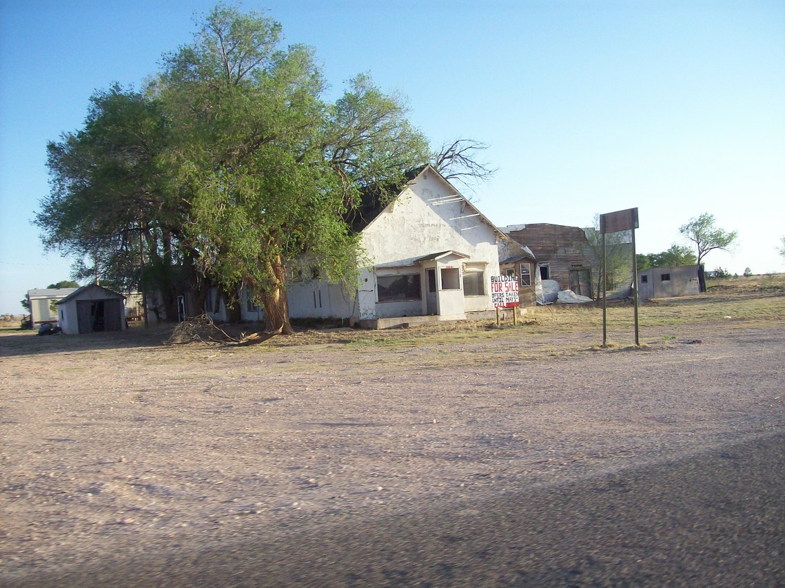 Floyd, NM : one of only a few standing buildings in Floyd